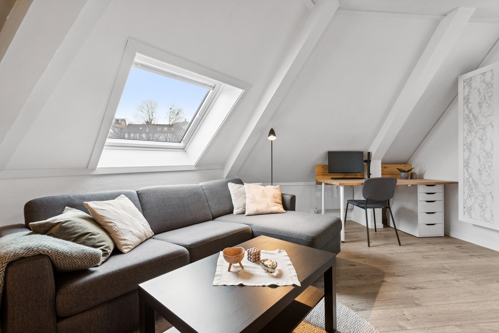 Lys og luftig stue med takvindu i skråhimlingen som gir gode lysforhold. Galleribilde