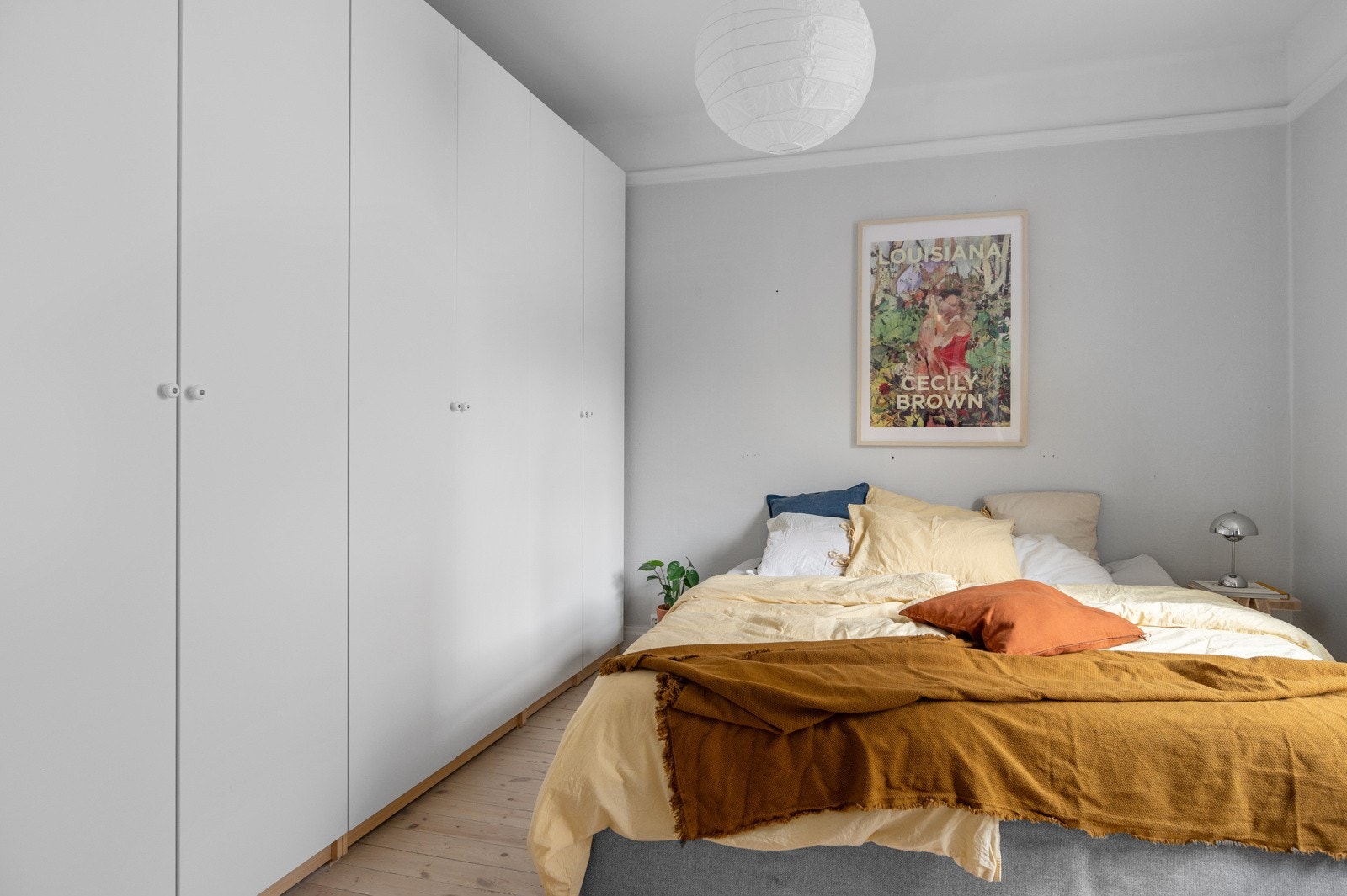 Soverommet har plass til dobbeltseng, nattbord, skapgarderobe og kommode Galleribilde