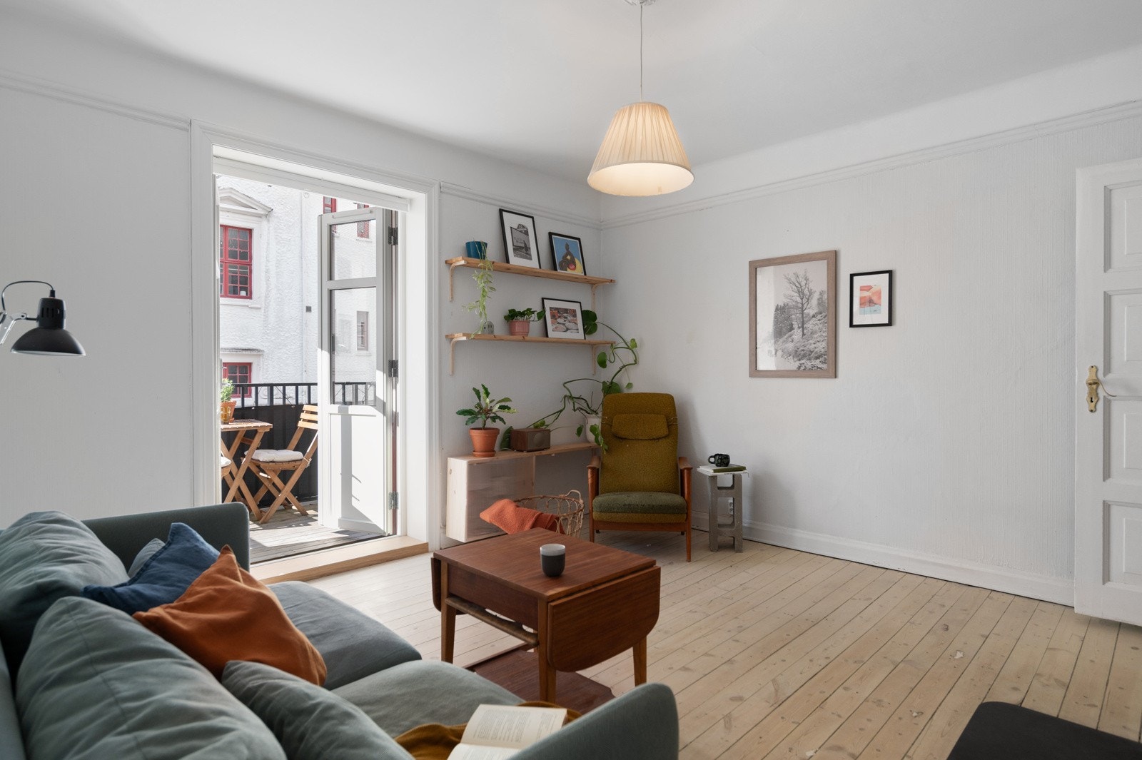 Fra stuen er det doble dører ut til balkong som fungerer som en forlengelse av stuen om sommeren Galleribilde