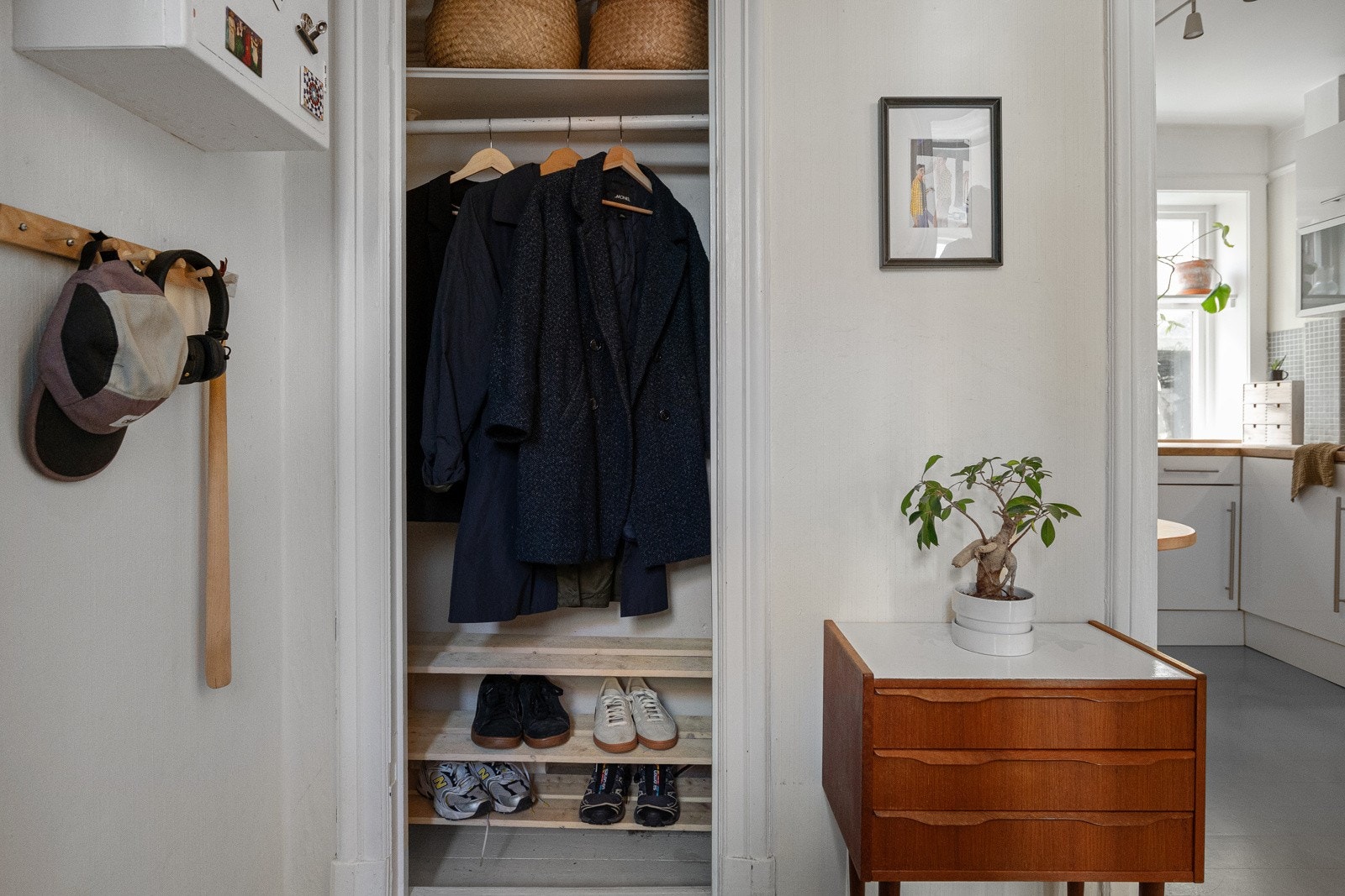 Oppheng og skap for yttertøy Galleribilde