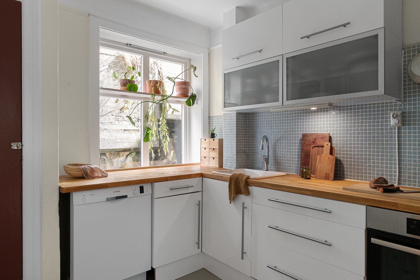 På kjøkkenet er det et tilhørende kott som brukes som matbod Galleribilde