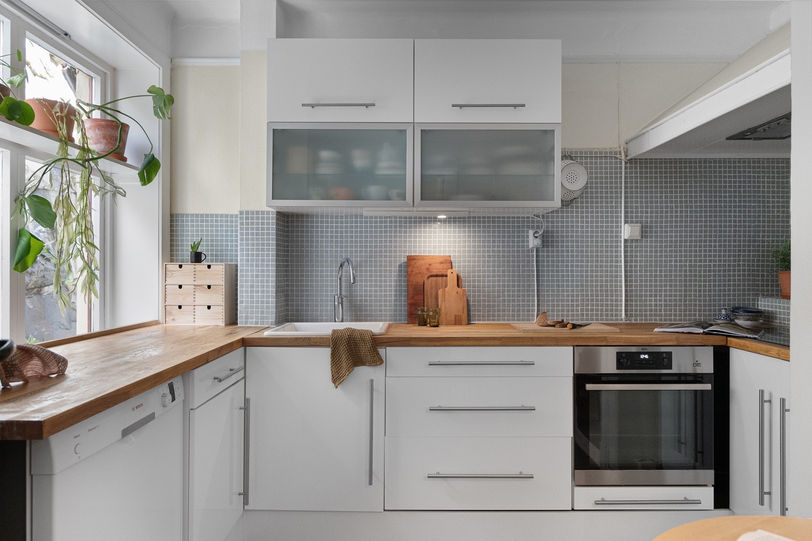 Praktisk kjøkkeninnredning fra Ikea med god benk-/ og skapplass Galleribilde