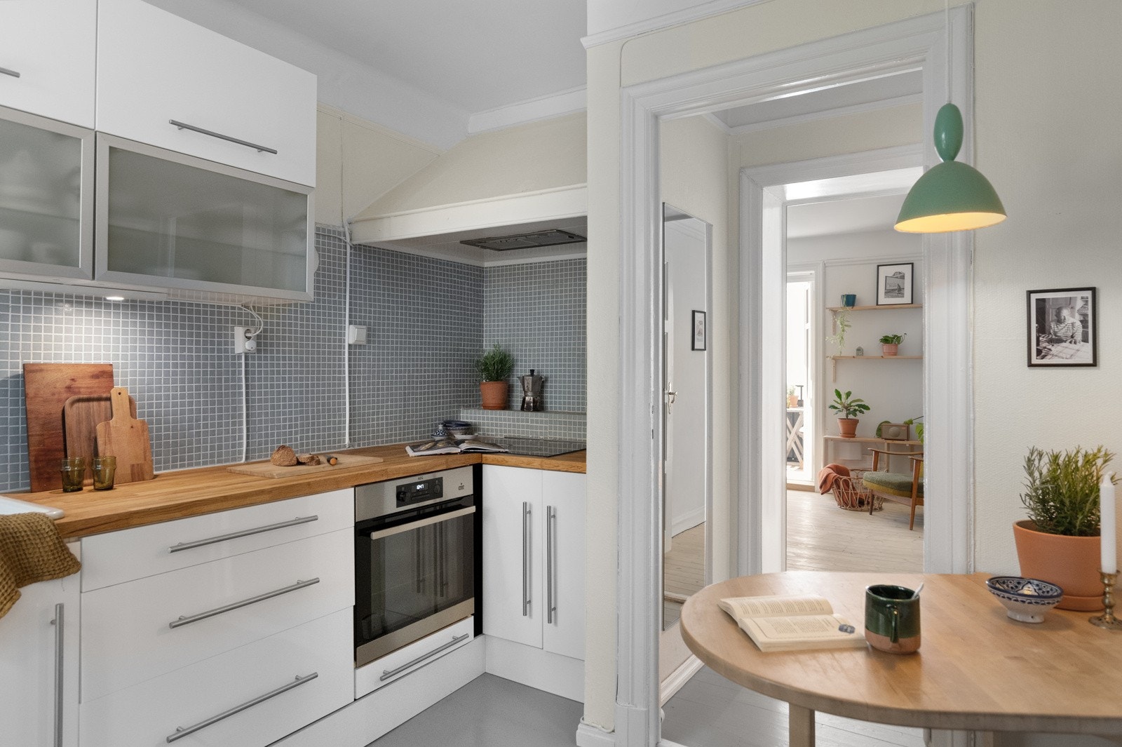 Fra stuen kan du gå videre inn til kjøkkenet Galleribilde