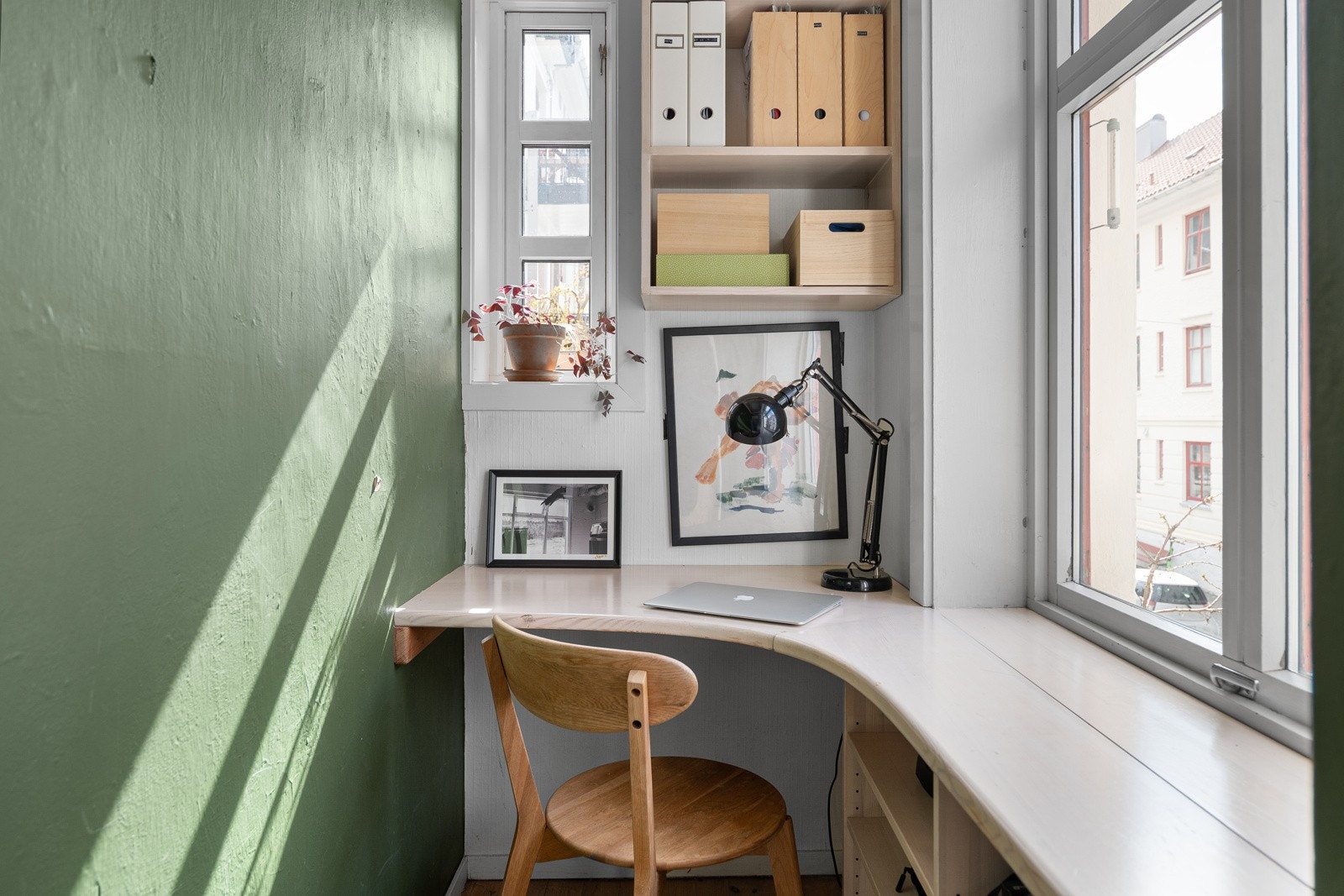 I stuen er det også et kontor med utsikt mot Sophus Pihls gate Galleribilde