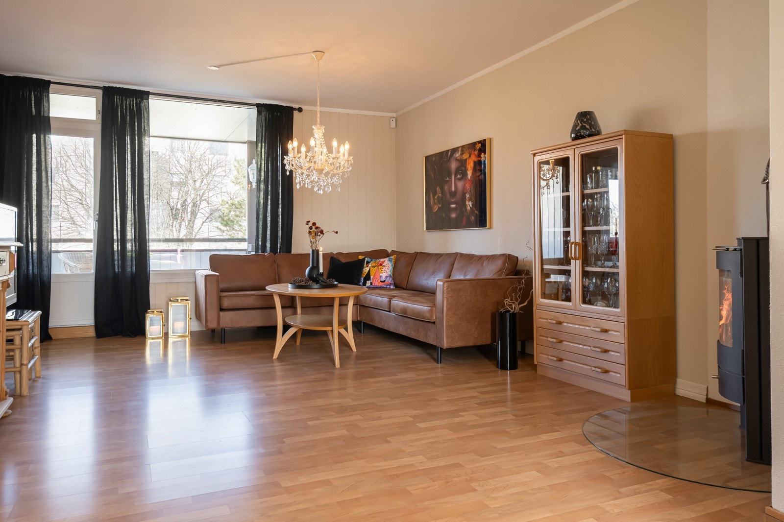 Stuen på 24,2 kvm har god plass til stor sofaløsning. Store vinduer slipper inn godt med naturlig lys og gjør stuen til et hyggelig oppholdsrom i leiligheten. Galleribilde