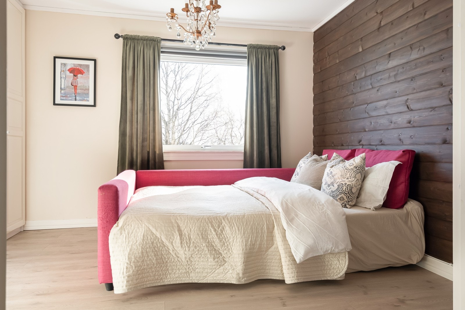 Soverommene er hhv. 12 og 7,9 kvm og har god plass til seng, garderobeskap og nattbord. Dette rommet har selger benyttet som ekstra stue. Galleribilde