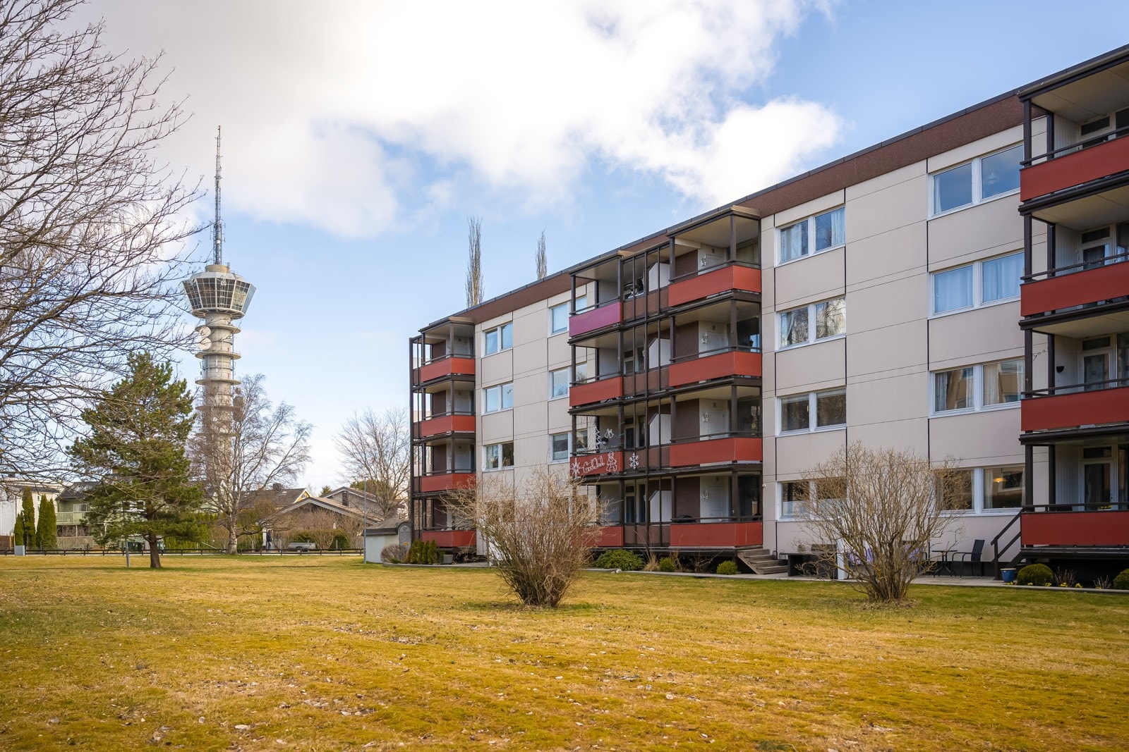 Leiligheten ligger i en av Trondheims mest ettertraktede bydeler. Her bor man sentralt, men samtidig skjermet for midtbyens støy og uromomenter. Galleribilde