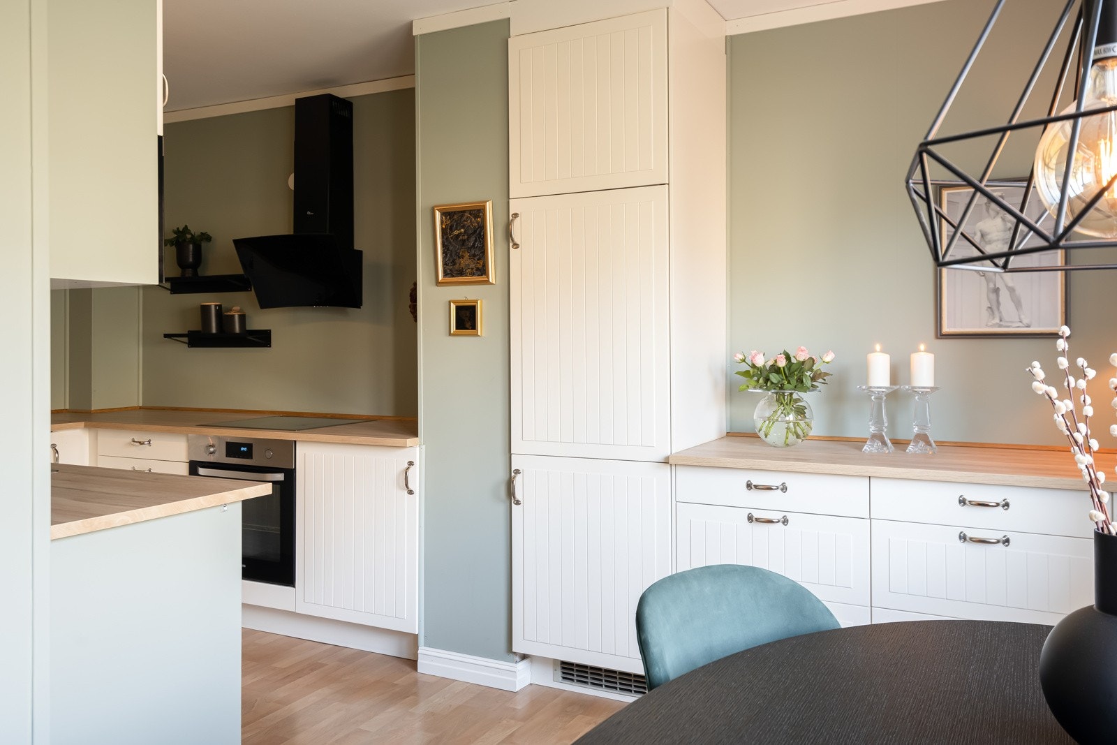 Kjøkken pusset opp i 2005 (Oppgradert og ombygd i 2018). Her er det meget god benke- og skapplass. Galleribilde