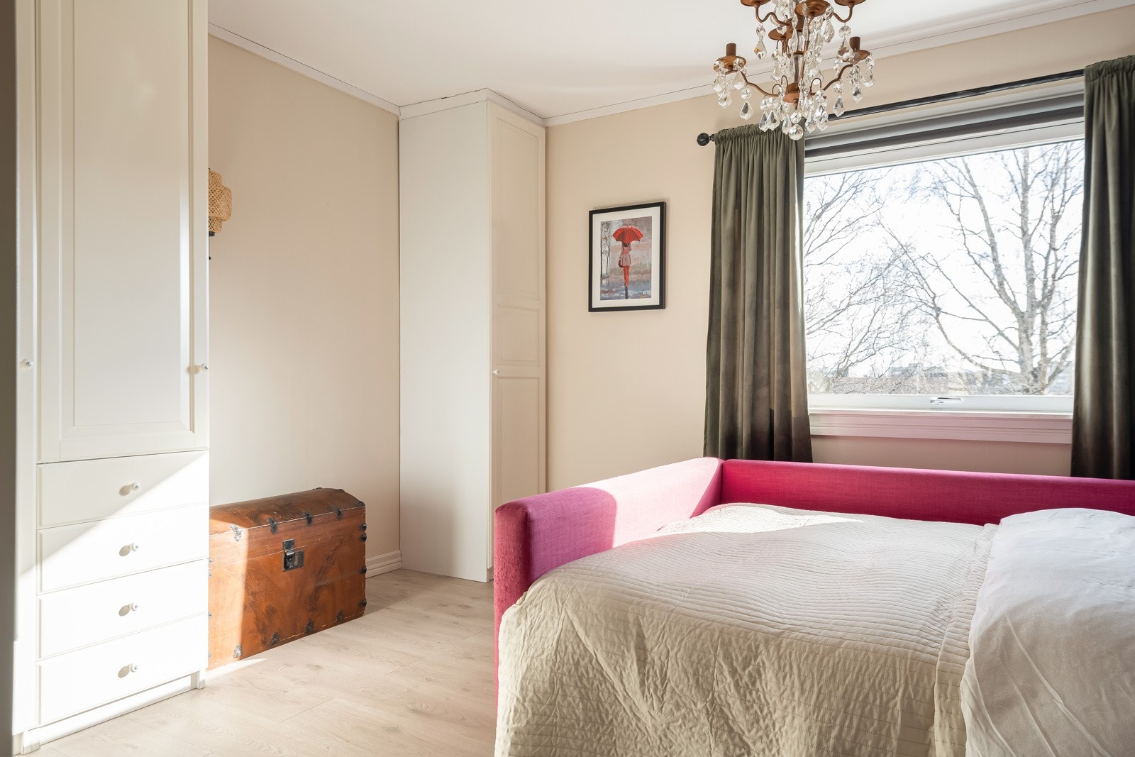 God plass til garderobeløsning langs veggen. Det er lagt varmekabler i gulvet på dette soverommet. Det gir en behagelig oppvarming. Galleribilde