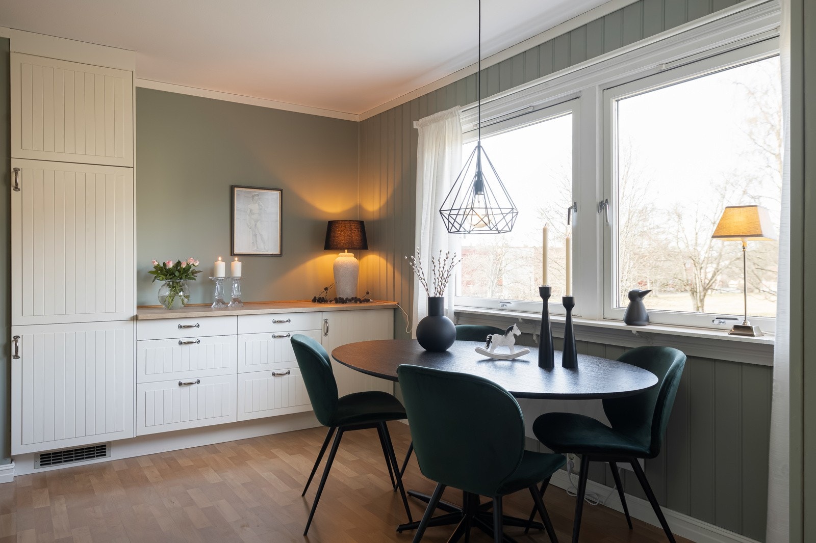 Velkommen inn i Sigurd Jorsalfars veg 23 A. Leiligheten er på 74 kvm i bruksareal, og ligger flott til i 2.etasje med gode lokalbeliggenhet og en solrik veranda. Galleribilde