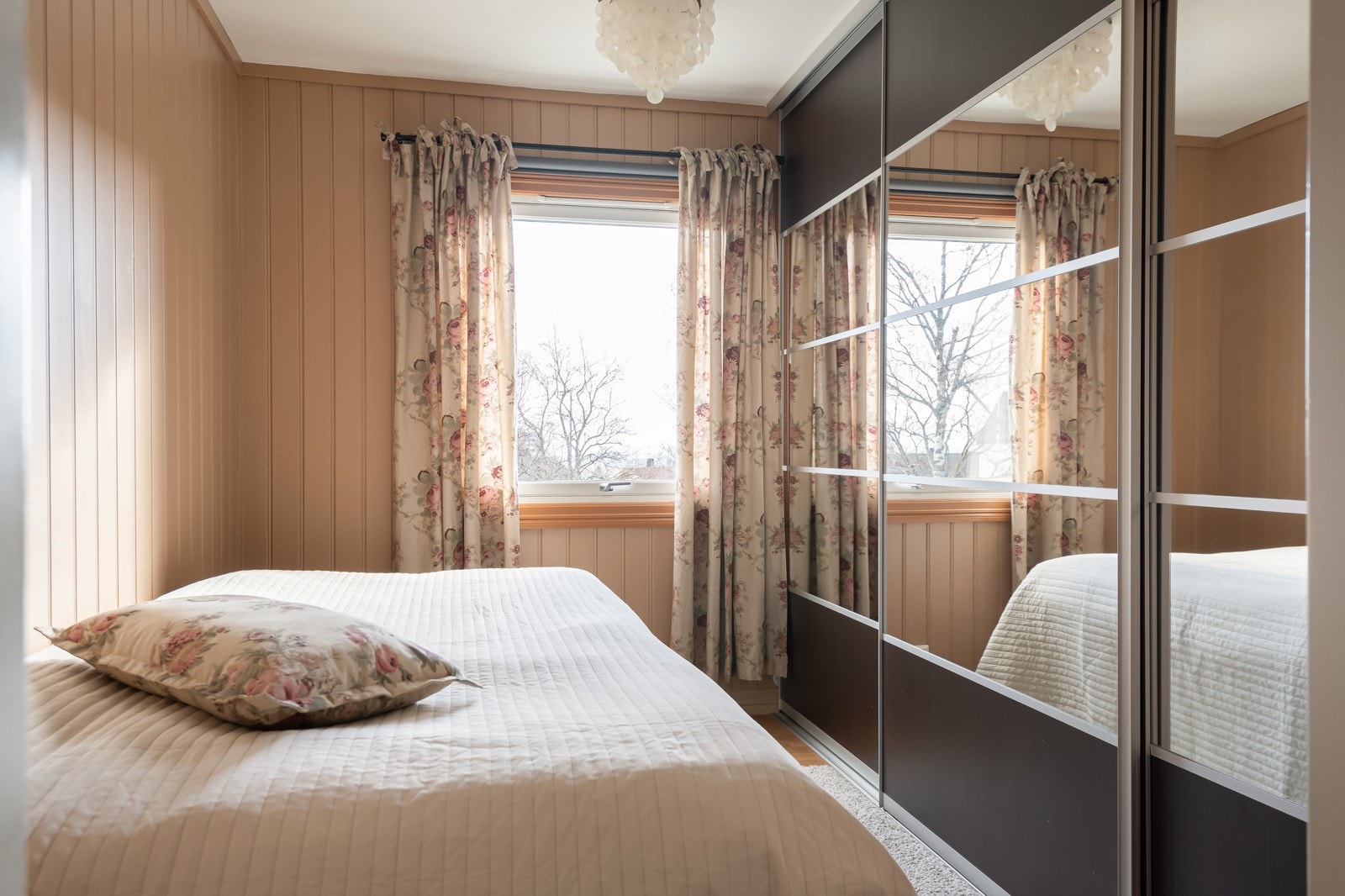 Her fra soverommet på 7,9 kvm. Felles for begge soverommene er at de vender ut mot et rolig område som er felles for borettslaget. Galleribilde