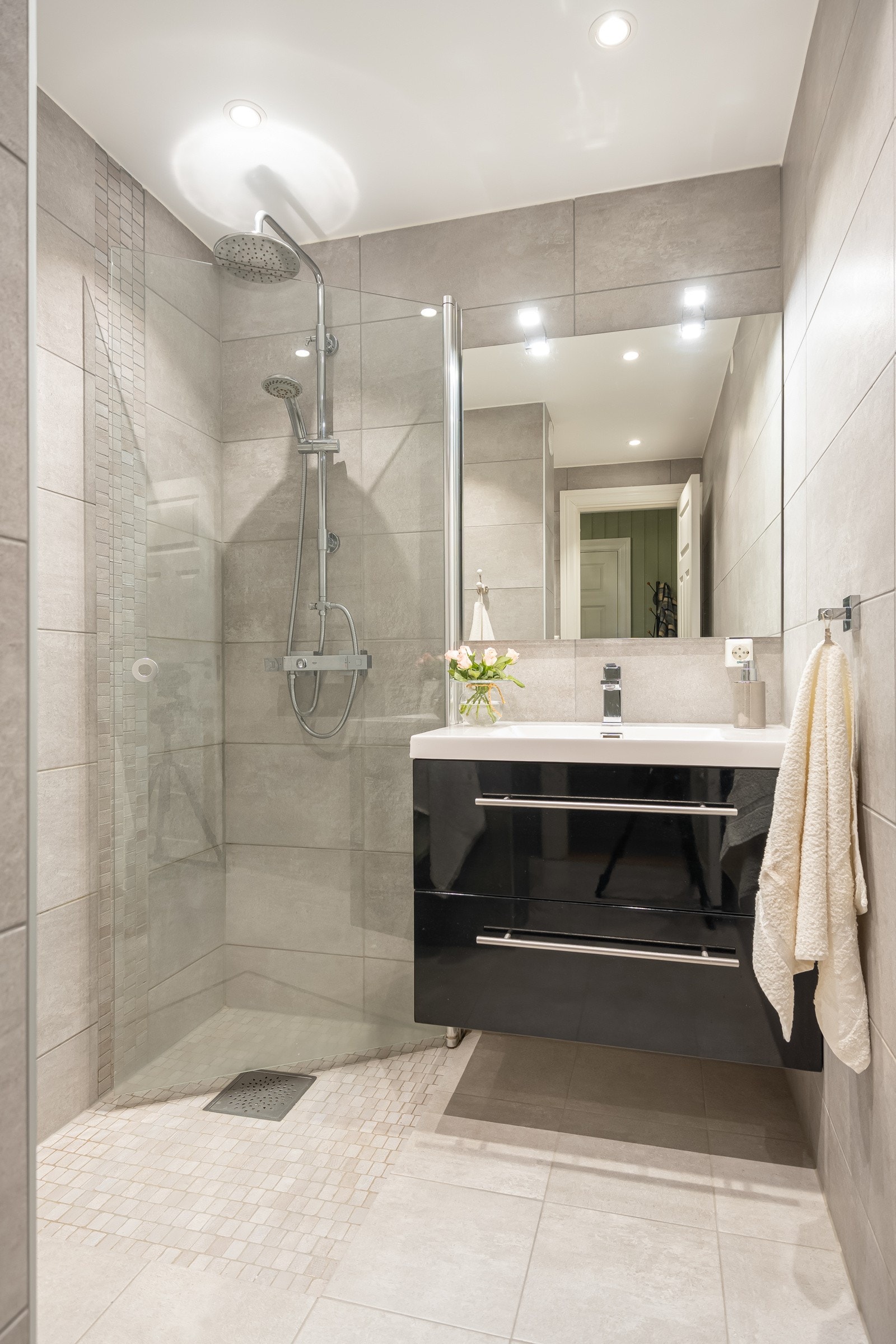 Rommet ble pusset opp i 2017 og består av dusjvegger av glass, dusjgarnityr på vegg, vegghengt toalett og Innredning med servant. Tilstandsgrad 1 er gitt av takstmann. Galleribilde