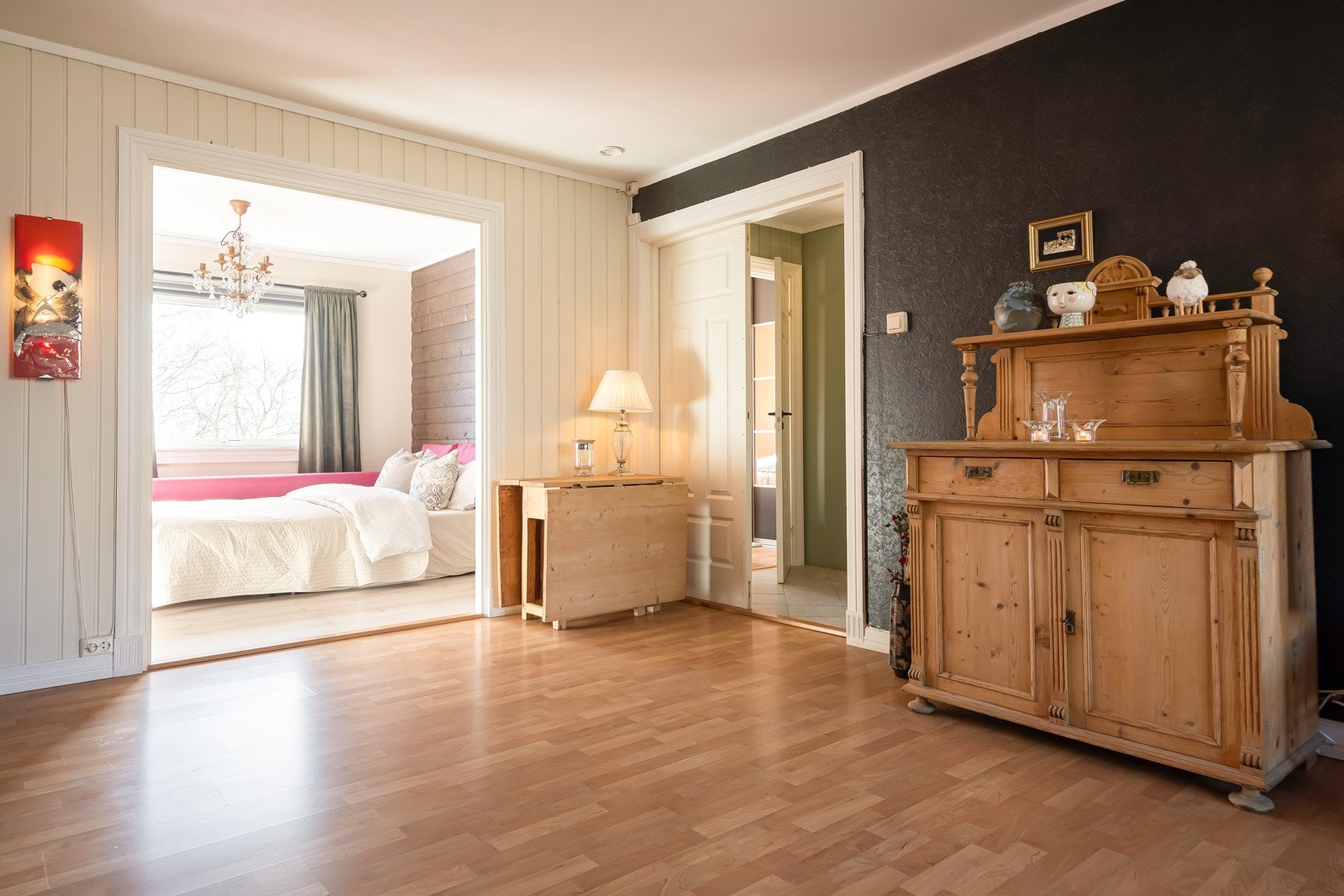 Fra stuen har man tilgang til soverom som av selger er brukt som ekstra stue. Galleribilde