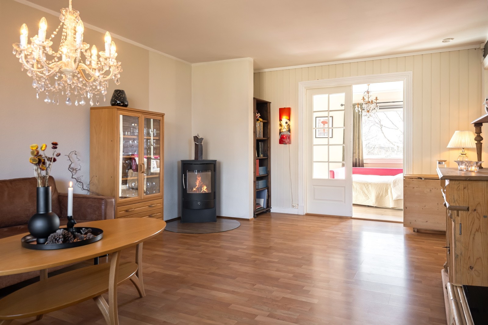 Leiligheten har vedovn gir fin stemning og behagelig varme. Galleribilde