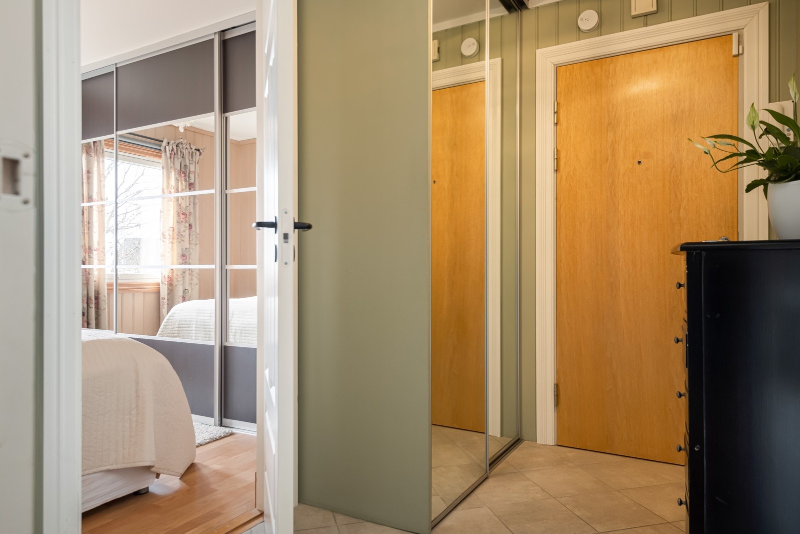 Man ønskes velkommen inn i en lys gang med god plass til kommode eller garderobeskap for oppbevaring av yttertøy. Det er lagt varmekabler i gulv i gangen. Galleribilde