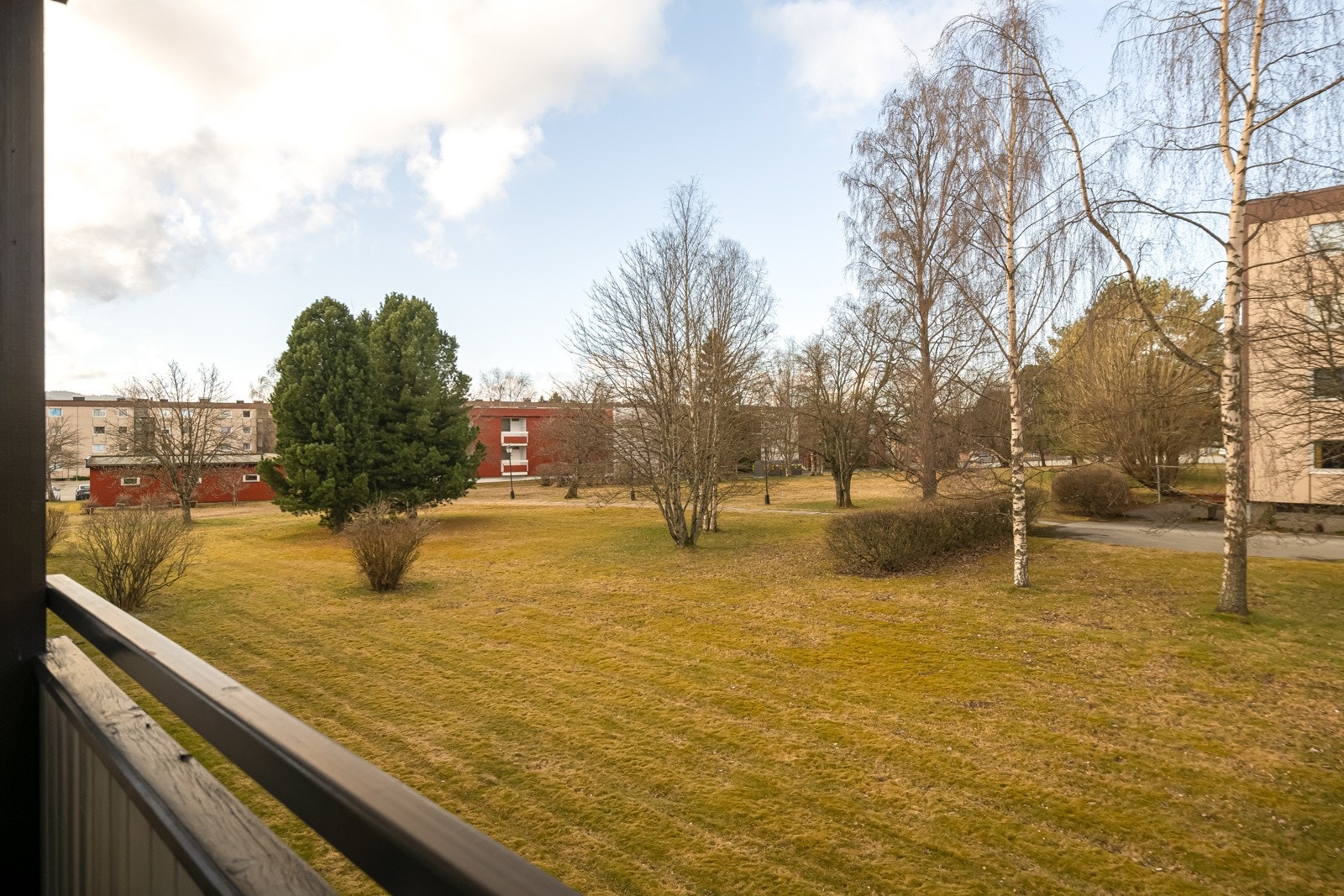 Verandaen er vendt mot fine grøntområder og har en god lokalbeliggenhet. Galleribilde