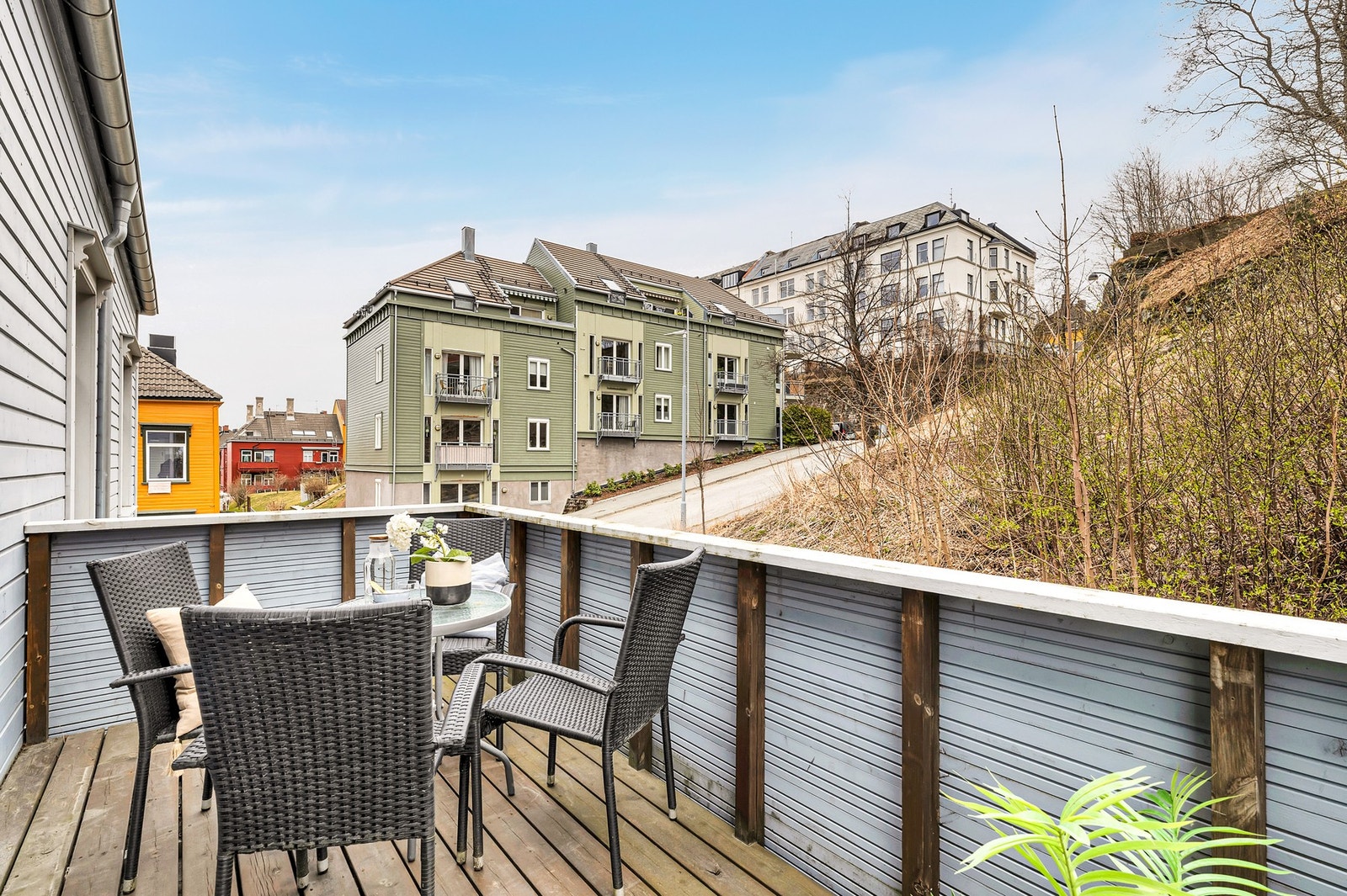God plass til hyggelig sittegruppe på balkongen. Galleribilde