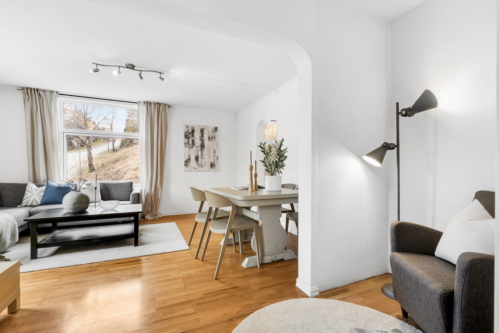 Leiligheten har en romslig stue som er lett å innrede med flere sittegrupper. Galleribilde