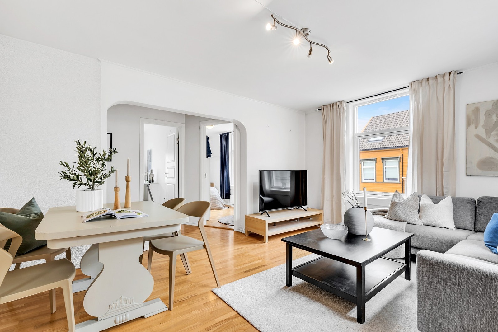 Leiligheten ligger i 2.etasje og består av store oppholdsrom og egen balkong. Galleribilde