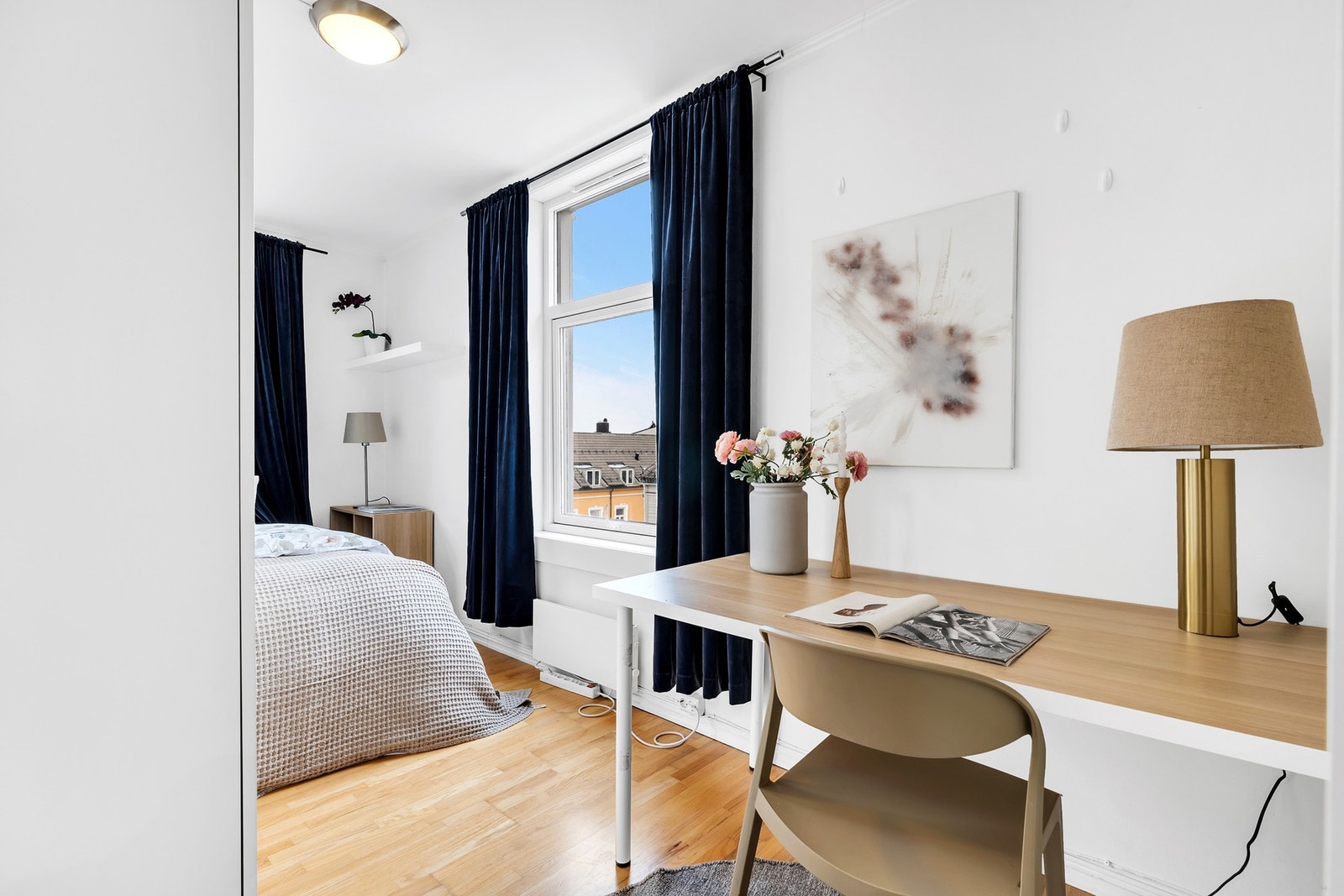 God plass til stor seng og kontorløsning. Galleribilde