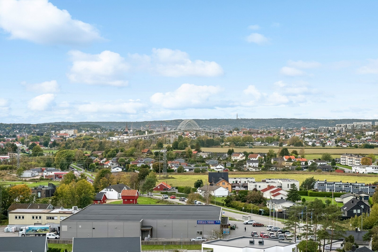 Her bor du med nærhet til alt du trenger i hverdagen med blant annet dagligvare, restauranter og offentlig kommunikasjon. Galleribilde