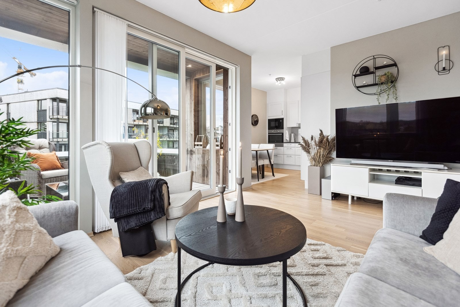 Ved kjøkkenet er det naturlig plass til spisegruppe i den åpne løsningen mot kjøkkenet! Galleribilde