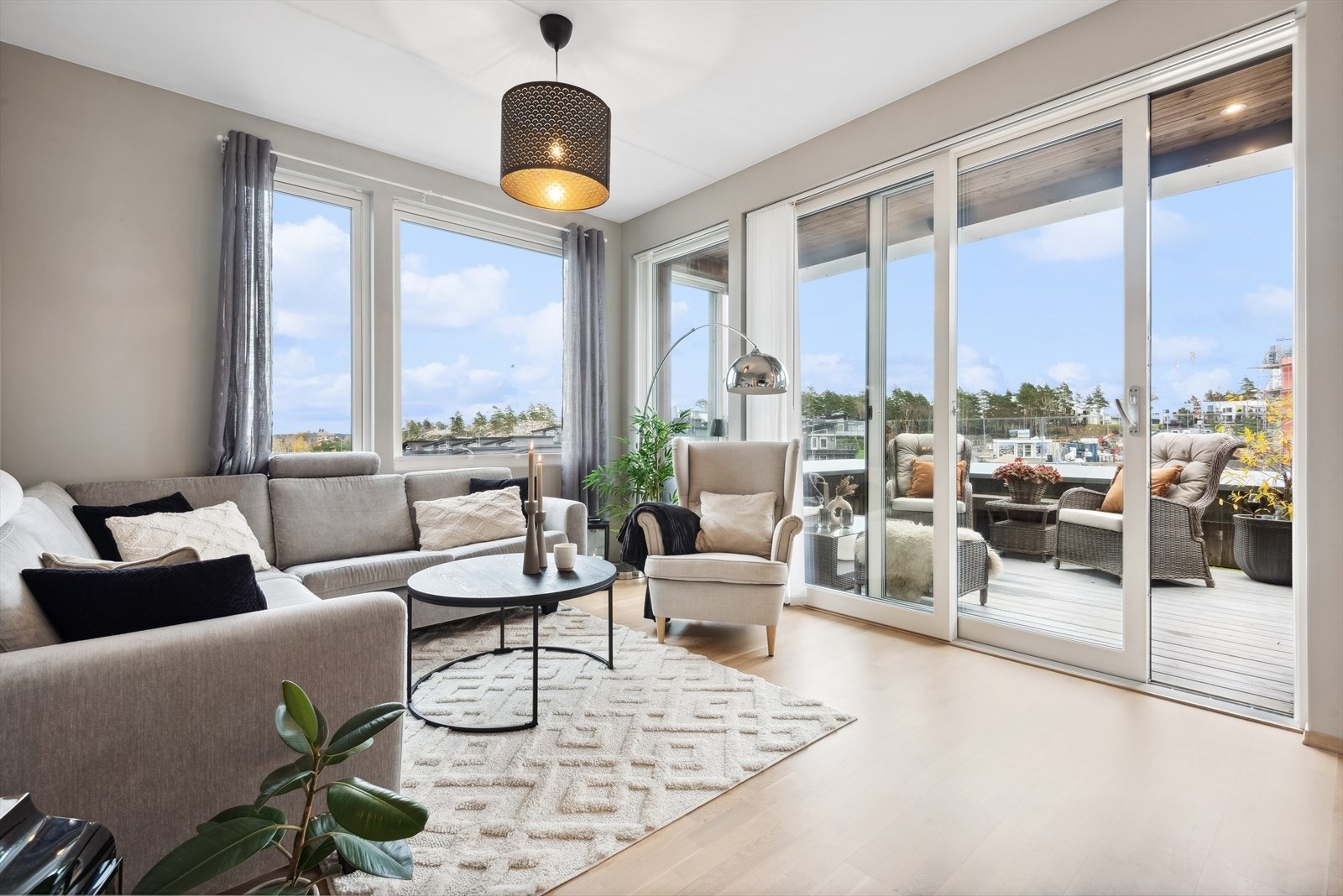 Fra stuen er det utgang til en delvis overbygget balkong på ca. 11 m² med flott utsikt - I Toppetasjen er det ingen som skygger til! Galleribilde