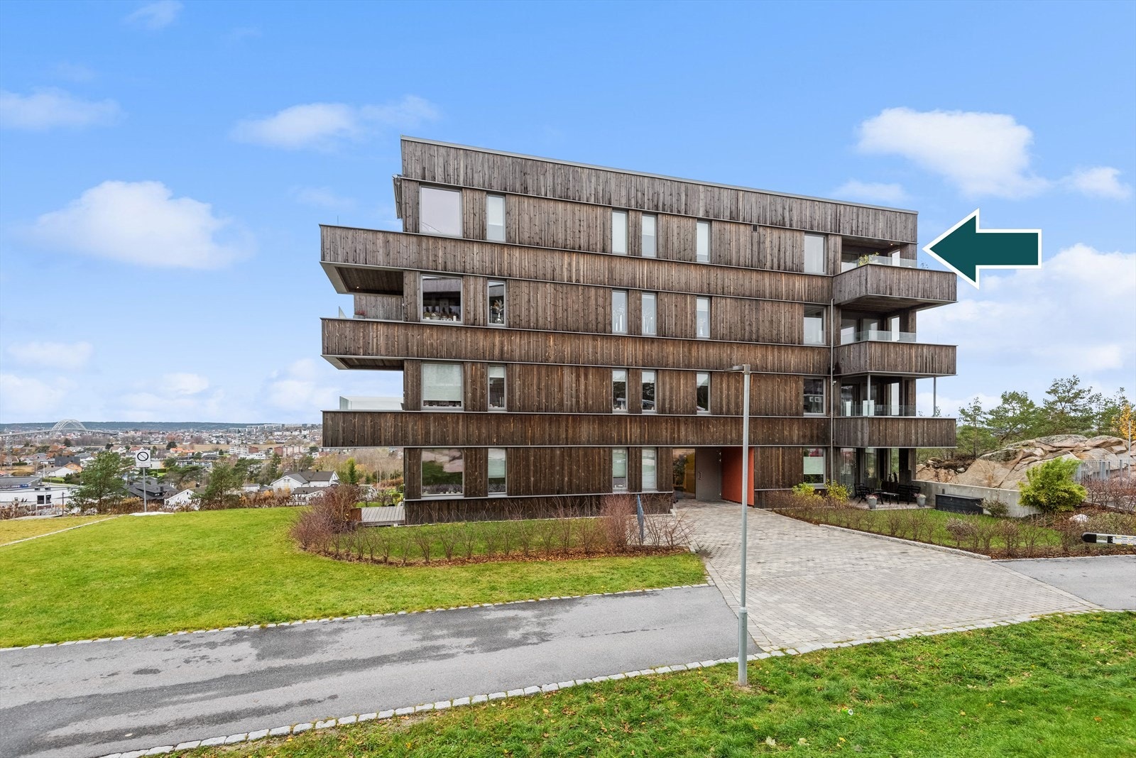 Leiligheten er beliggende i et moderne bygg med både heis, felles takterrasse og balansert ventilasjon. Galleribilde