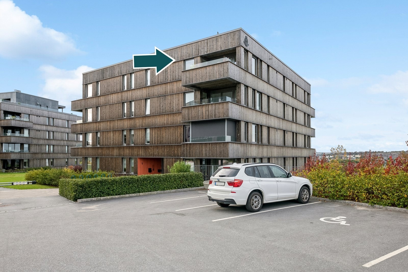 Her får du p-plass i kjeller m/bod i front, gjesteparkering utenfor bygget og oppsatte p-plasser med lademulighet rett på utsiden av døren Galleribilde