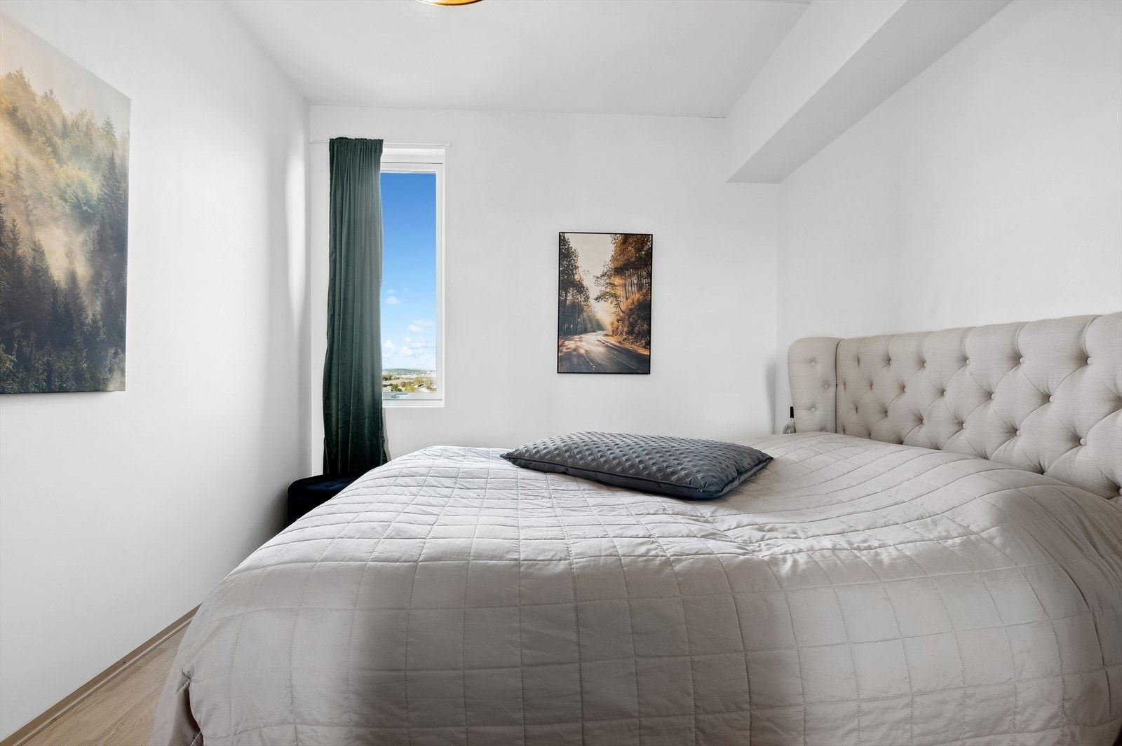Dette er en moderne leilighet med vannbåren gulvvarme i alle rom og balansert ventilasjonsanlegg som sørger for godt inneklima. Galleribilde