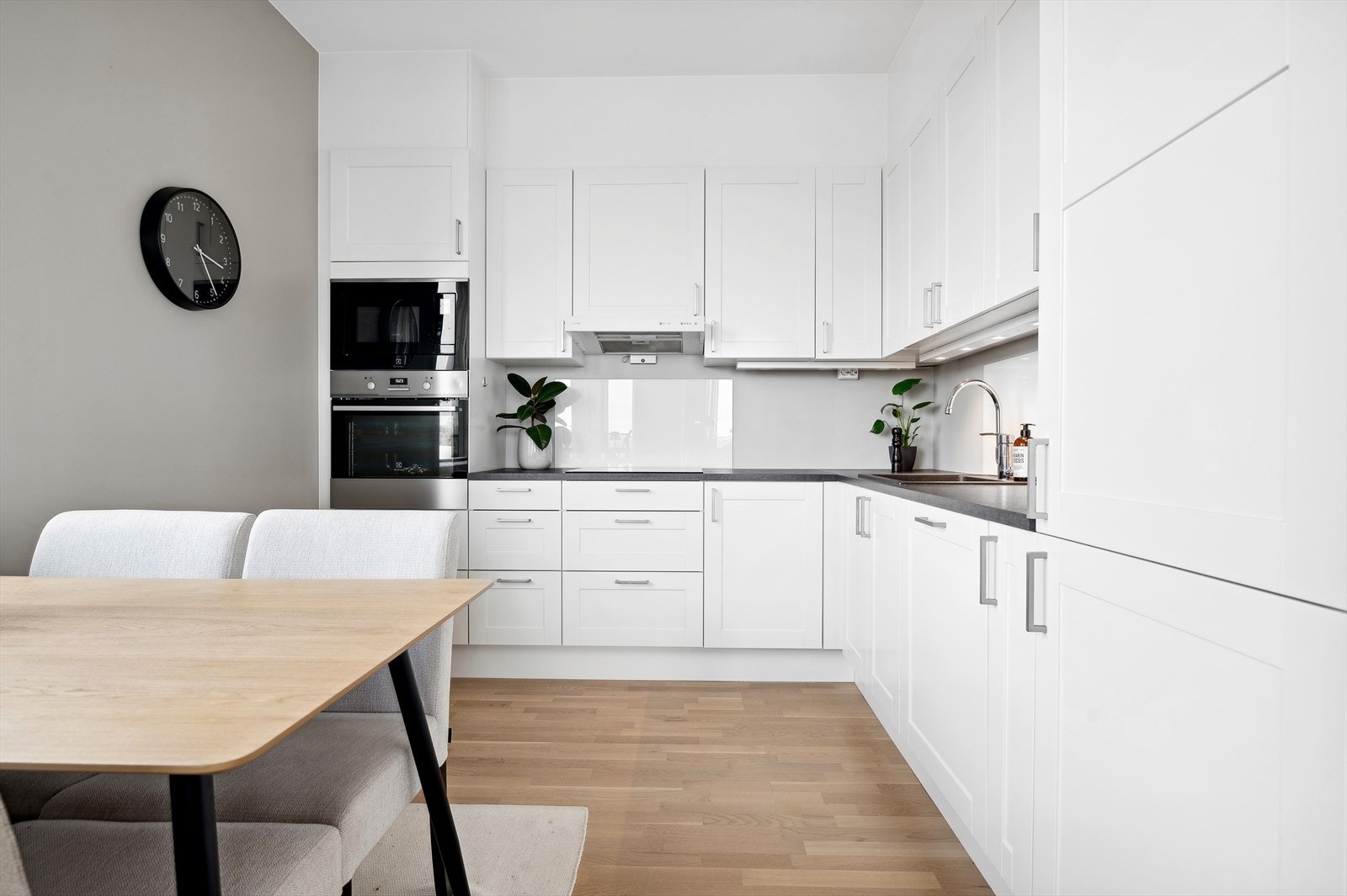 Det lekre kjøkkenet er fra HTH med hvite profilerte fronter, laminert benkeplate med oppvaskkum og ettgreps armatur. Galleribilde