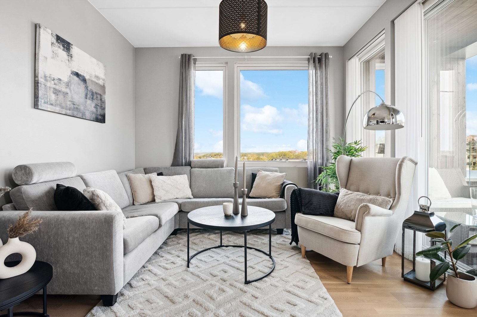 De store vindusflatene på to sider sørger for godt med naturlig lysinngang. Galleribilde