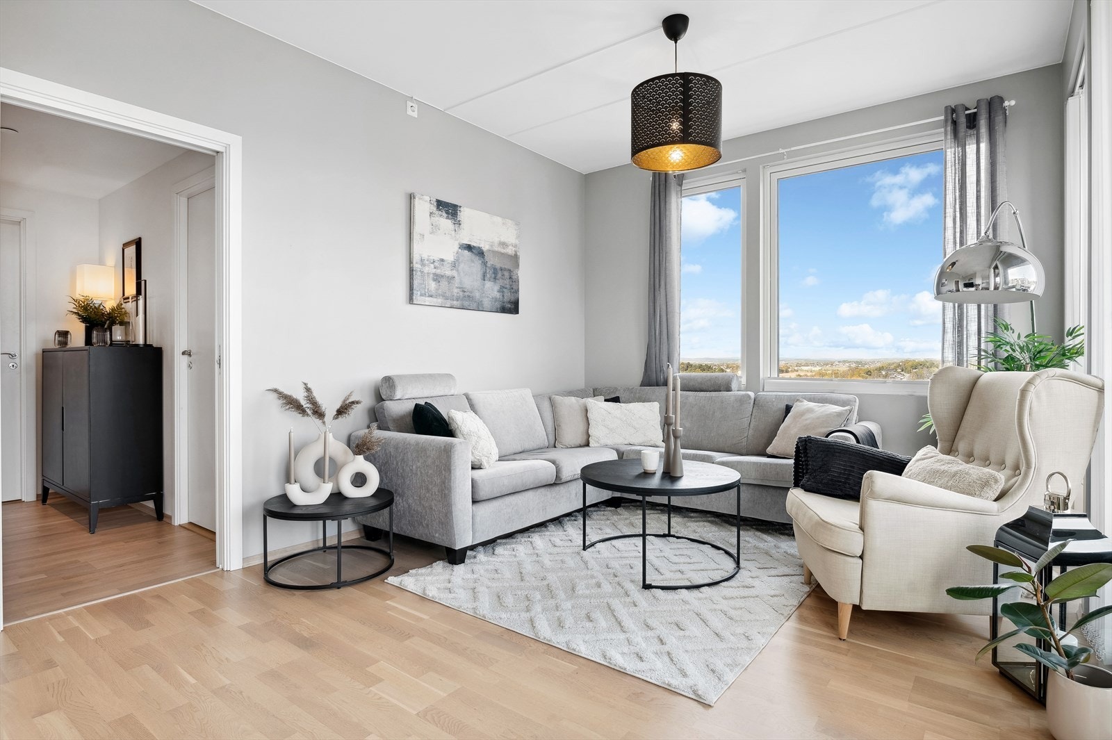 Boligen har delikate overflater med parkett og lysmalte overflater. Galleribilde