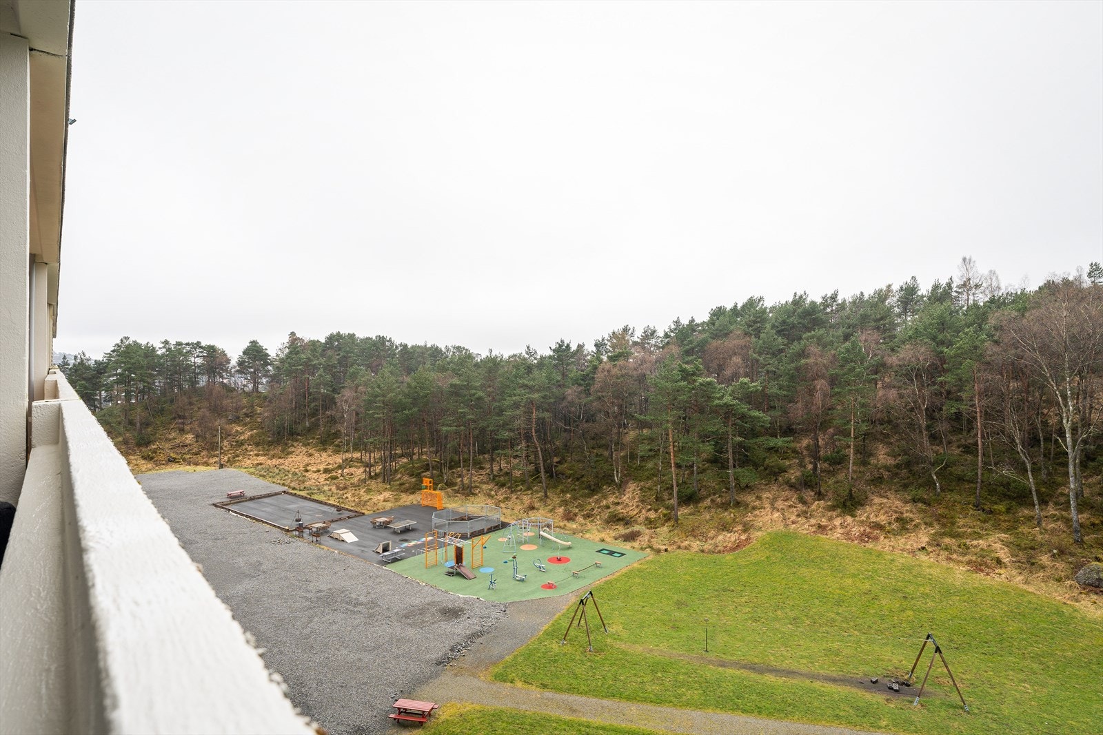 Fra balkongen er det utsikt mot grøntområde, skjermet fra veitrafikk. Galleribilde