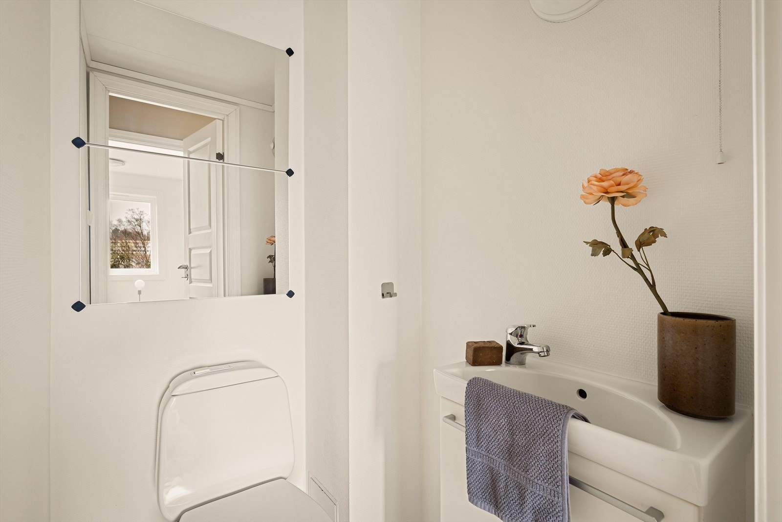 Toalettet er målt 1,3m² og inneholder gulvmontert WC og helstøpt servant. Galleribilde