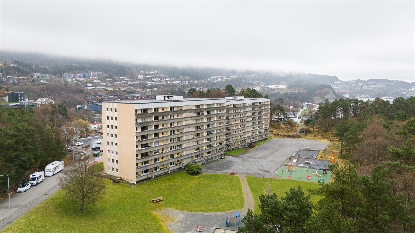 Vestlund Borettslag består av 306 leiligheter, med 3, 4 og 5-roms fordelt på 5 høyblokker. Galleribilde