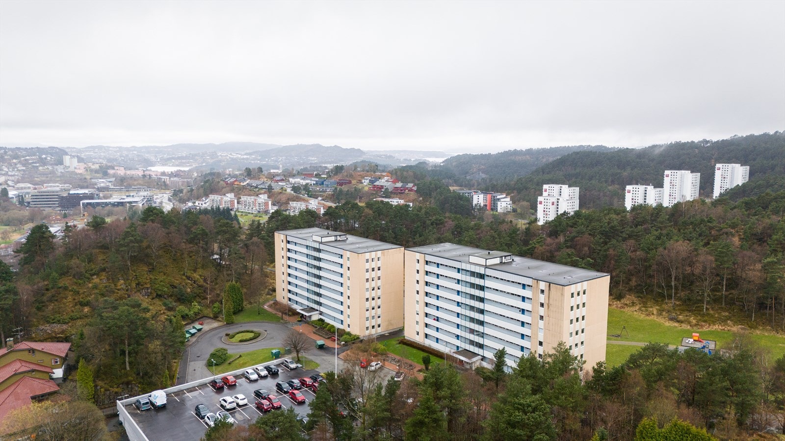 Borettslaget har rehabilitert følgende: Tak og gesimsbeslag og stoppekraner i 2014. Alle heiser ble skiftet i 2015. Galleribilde