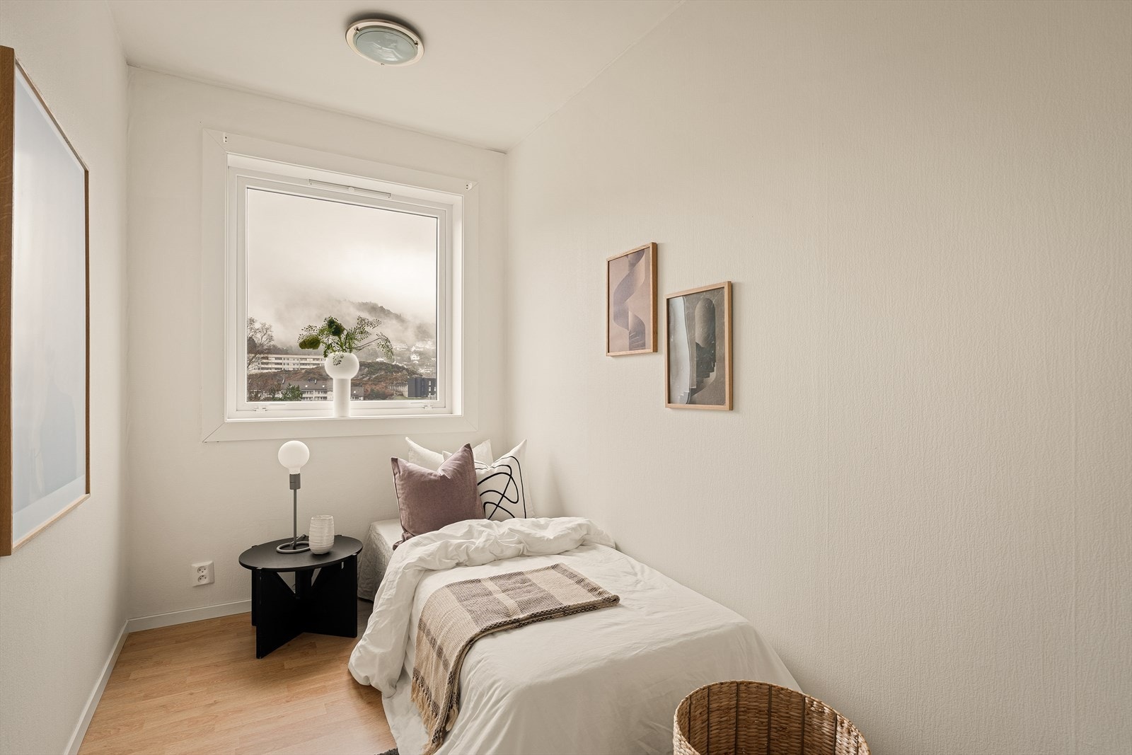 Soverommet kan innredes med seng og nattbord. Det er innebygd garderobeløsning for oppbevaring. Galleribilde