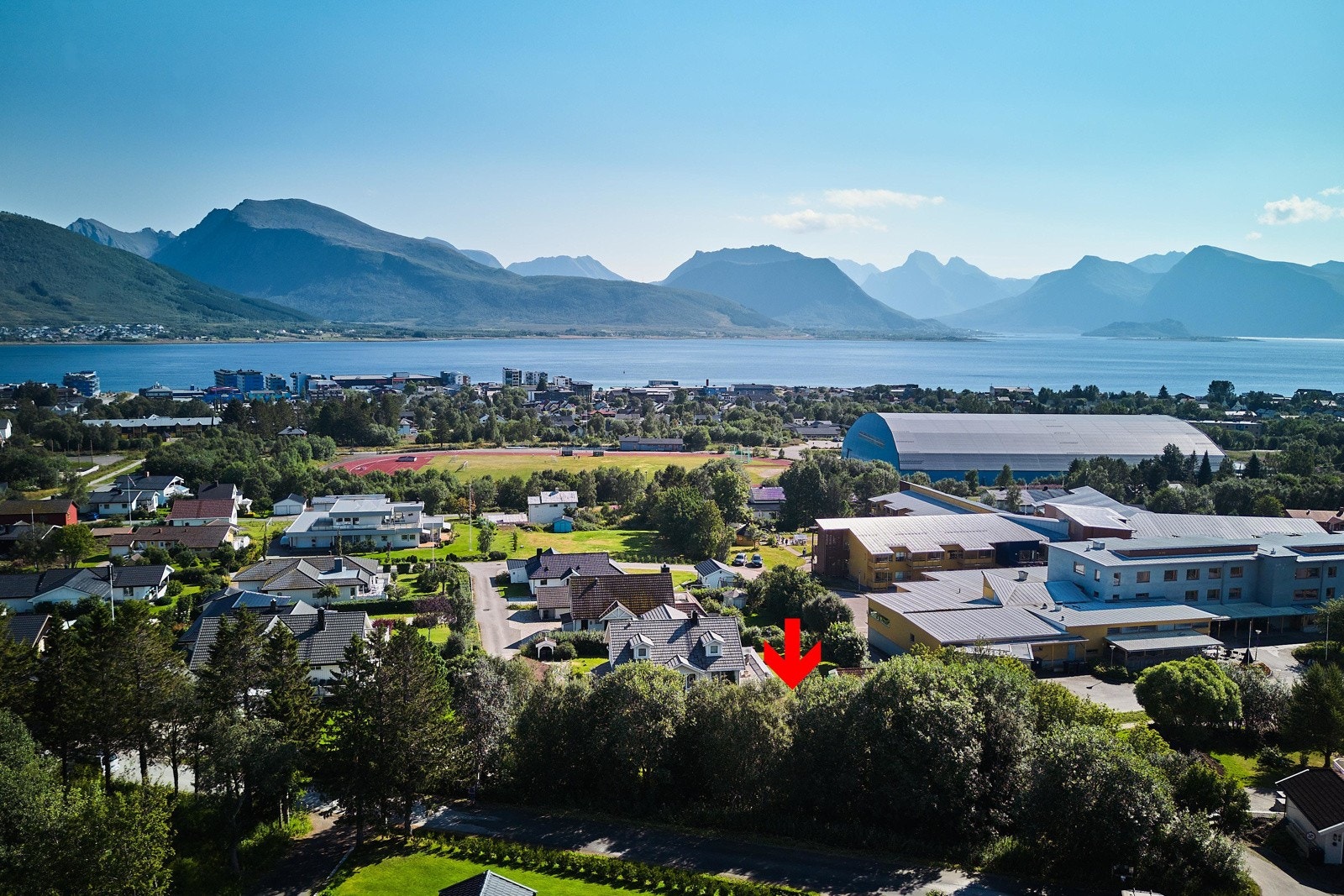 Tomta ligger på østsiden av veien med litt overhøyde fra bebyggelsen i Kveldroveien. Galleribilde