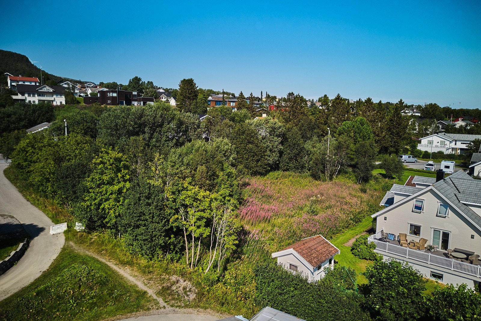 Tomta er svært romslig sett opp mot hva som er "normalt" i dag. Galleribilde