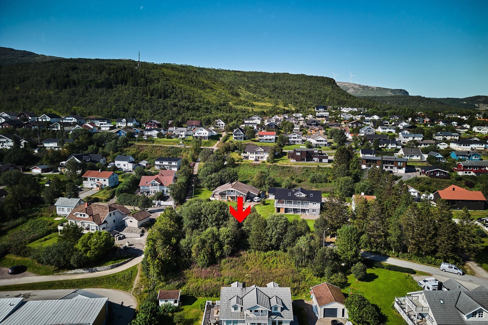 Stor sentrumsnær tomt i rolige omgivelser. Galleribilde