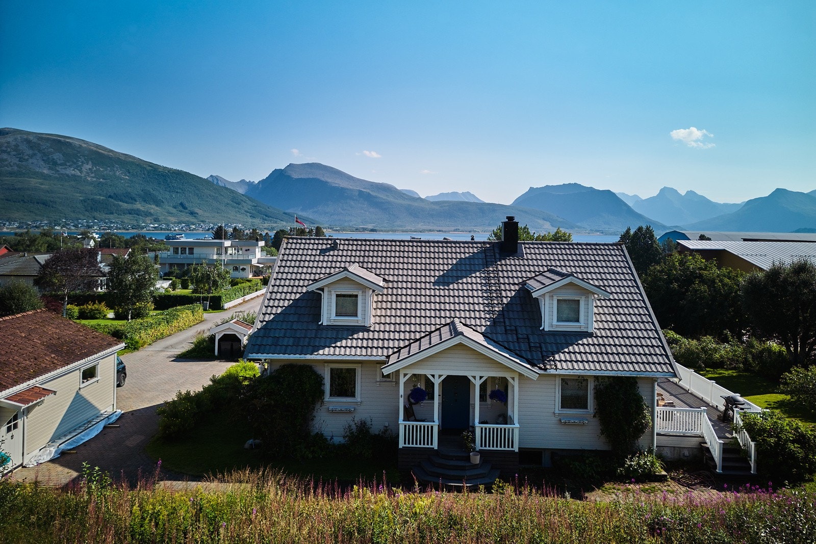 Bilde tatt i en høyde som kan illustrere utsikt fra boligen. Galleribilde