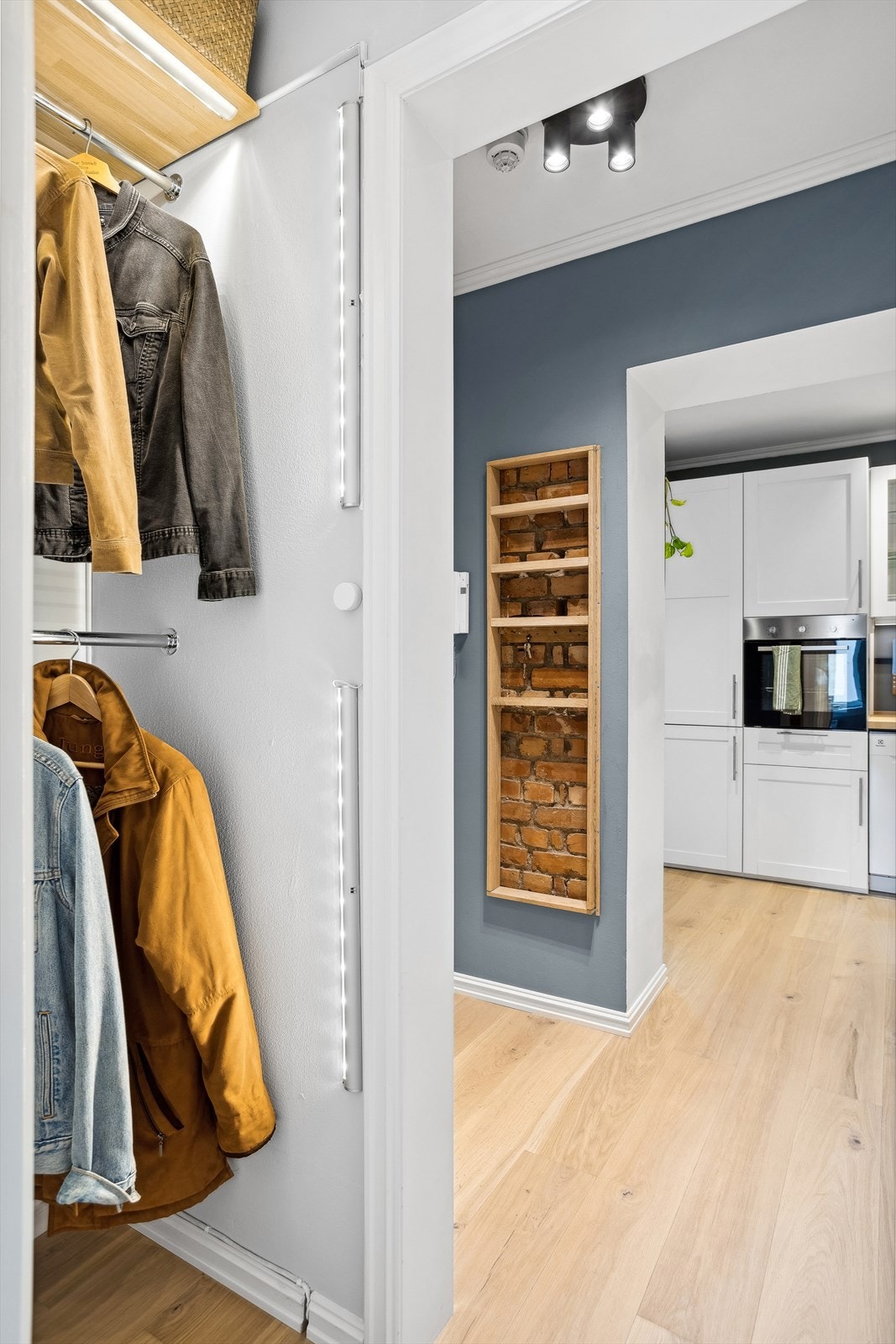 Yttertøy kan pent henges i garderobenisje. Galleribilde