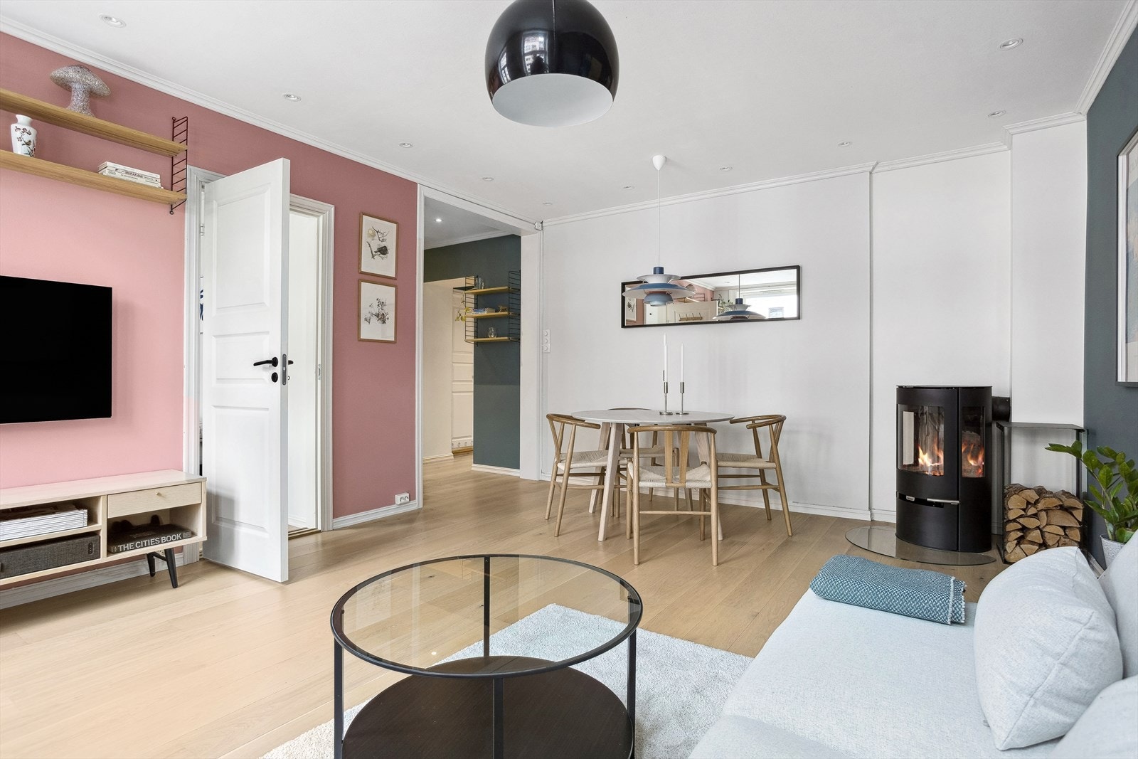 Det er god plass til spisegruppe for flere personer, samt peisovn som varmer godt på vinterhalvåret. Galleribilde