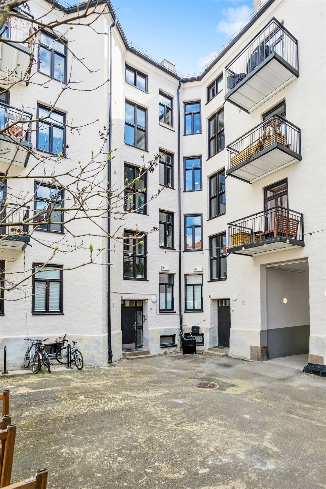 Skjermet bakgård som er opparbeidet med sittegrupper, beplanting og sykkelstativ. Tomten er på ca. 532 m². Galleribilde