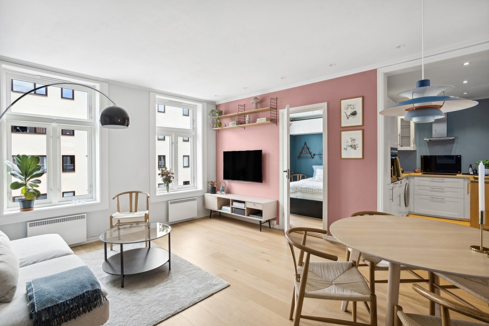 Leiligheten har en luftig stue med god plass til sofagruppe med øvrig stuemøblement. Galleribilde