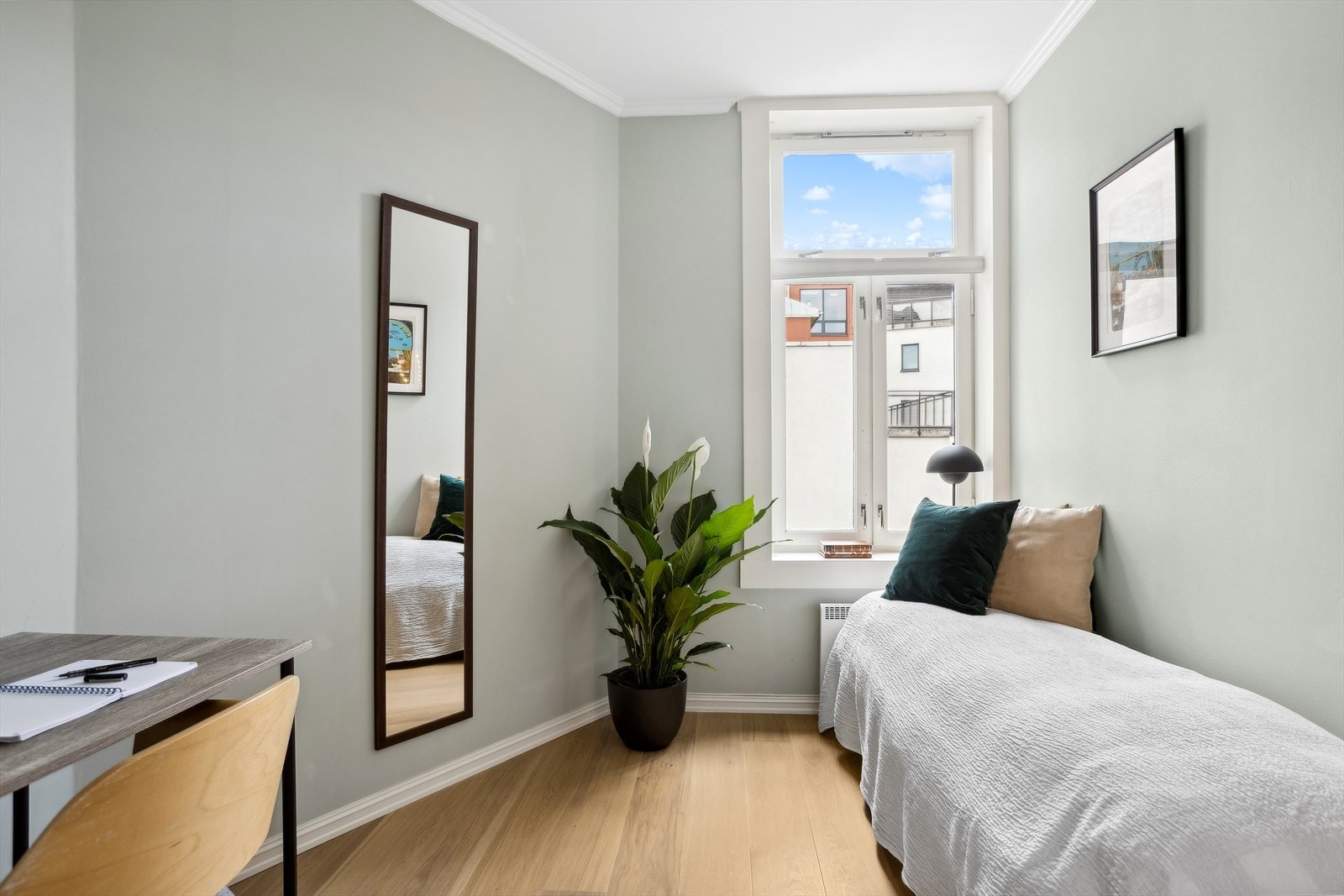 Soverom II med god plass til seng og skrivebord som vender mot rolig bakgård. Galleribilde