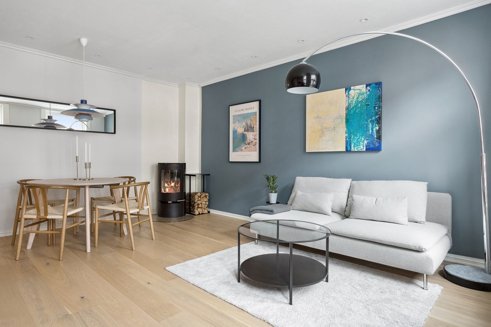 Dette er en lys og arealeffektiv 3-roms leilighet med en sentral og tilbaketrukket beliggenhet i rolig sidegate like ved Alexander Kiellands plass. Galleribilde