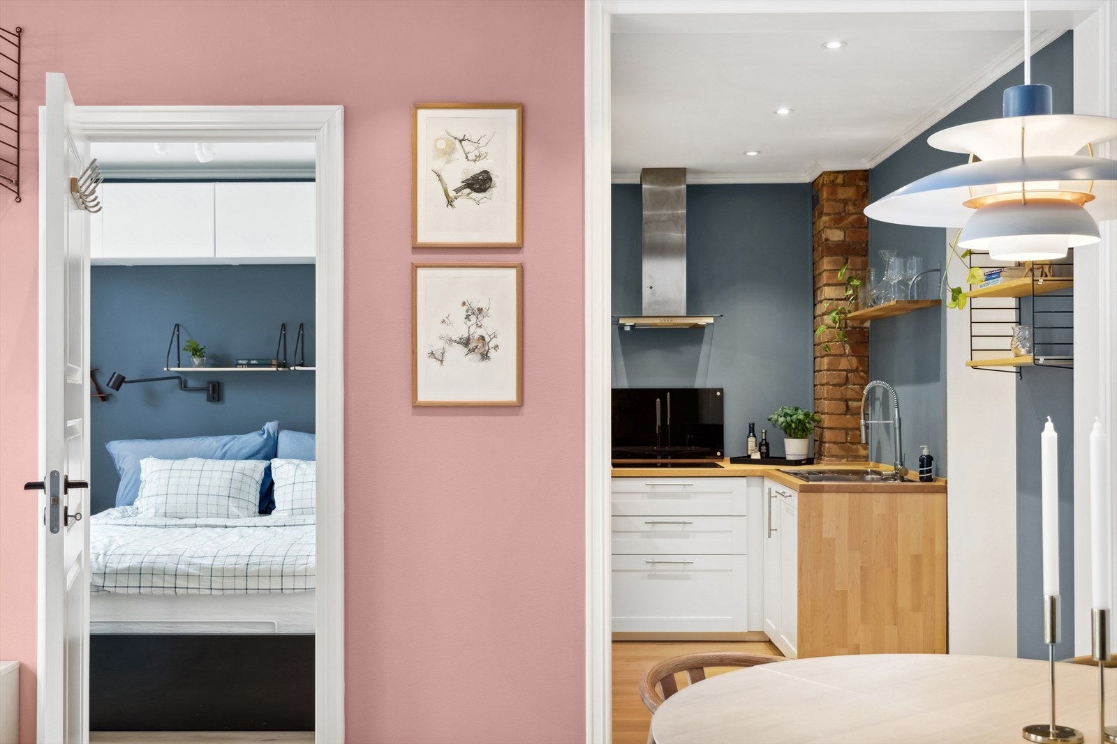 Åpen og sosial løsning mellom stue og kjøkken. Galleribilde