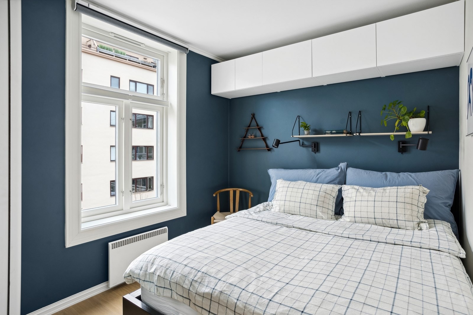 Hovedsoverom med god plass til dobbeltseng malt i en tidsriktig fargetone. Galleribilde